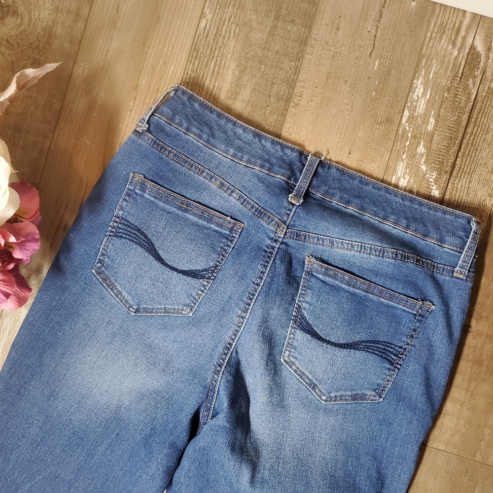 Bandolino Mandie Crop Dark Wash Floral Embroidered Women's Denim Jeans Size 10 - Picture 15 of 16